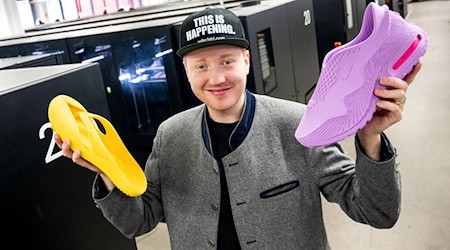 Cornelius Schmitt, CEO des Schuhherstellers Zellerfeld, liebt Sneaker. / Foto: Daniel Bockwoldt/dpa