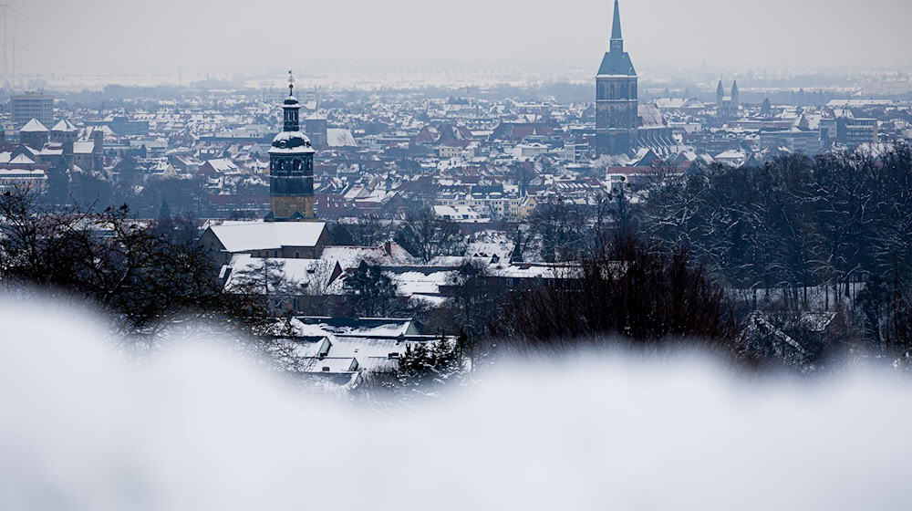 Blick auf Hildesheim: Hier erprobt Niedersachsen ein Netzwerk für nahtlose Jobwechsel. (Archivbild) / Foto: Moritz Frankenberg/dpa