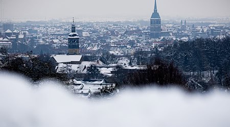 Blick auf Hildesheim: Hier erprobt Niedersachsen ein Netzwerk für nahtlose Jobwechsel. (Archivbild) / Foto: Moritz Frankenberg/dpa