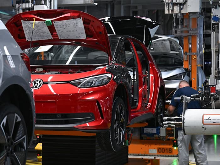 Die Autofabrik von Volkswagen in Zwickau ist auf den Bau von Elektrofahrzeugen spezialisiert. (Archivbild) / Foto: Hendrik Schmidt/dpa