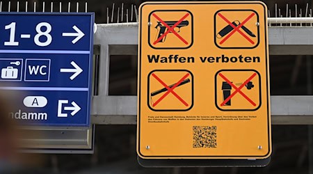 An vielen Orten gelten bereits Waffenverbote – wie hier am Hauptbahnhof Hamburg. (Symbolbild) / Foto: Niklas Graeber/dpa