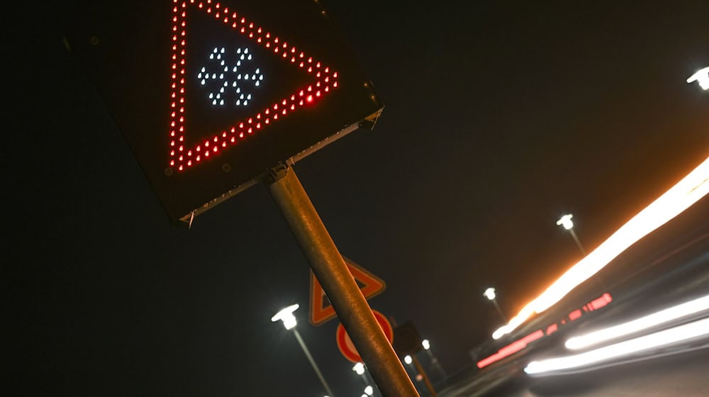 Beschäftigte der Straßenmeistereien in Niedersachsen sind am Mittwoch zu einem Warnstreik aufgerufen. (Symbolbild) / Foto: Lars Penning/dpa