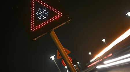 Beschäftigte der Straßenmeistereien in Niedersachsen sind am Mittwoch zu einem Warnstreik aufgerufen. (Symbolbild) / Foto: Lars Penning/dpa