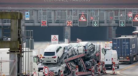 Die Autobahn GmbH bewertete die Verkehrslage rund um den Tunnel am Nachmittag als «angespannt», wie ein Sprecher der Autobahn GmbH sagte. / Foto: Bodo Marks/dpa