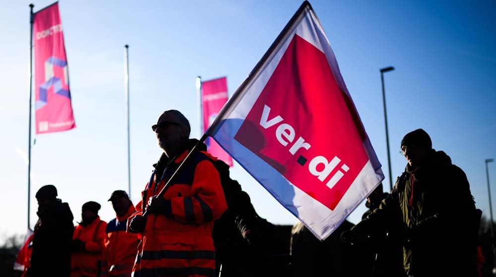 In Emden werden bei einer Verdi-Kundgebung Hunderte Beschäftigte erwartet. (Archivbild) / Foto: Julian Stratenschulte/dpa