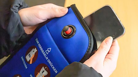 Die Hüllen sollen die Handynutzung reduzieren. / Foto: Swen Pförtner/dpa