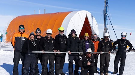 Das internationale Forscherteam holte den Bohrkern aus Hunderten Meter Tiefe unter dem Eis.  / Foto: Ana Tovey/SWAIS2C/dpa