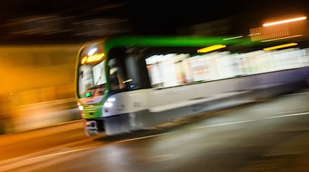Grund ist die sogenannte Friedenspflicht, die für die rund 5.000 Beschäftigten im niedersächsischen kommunalen Nahverkehr weiterhin gilt. (Archivbild) / Foto: Julian Stratenschulte/dpa