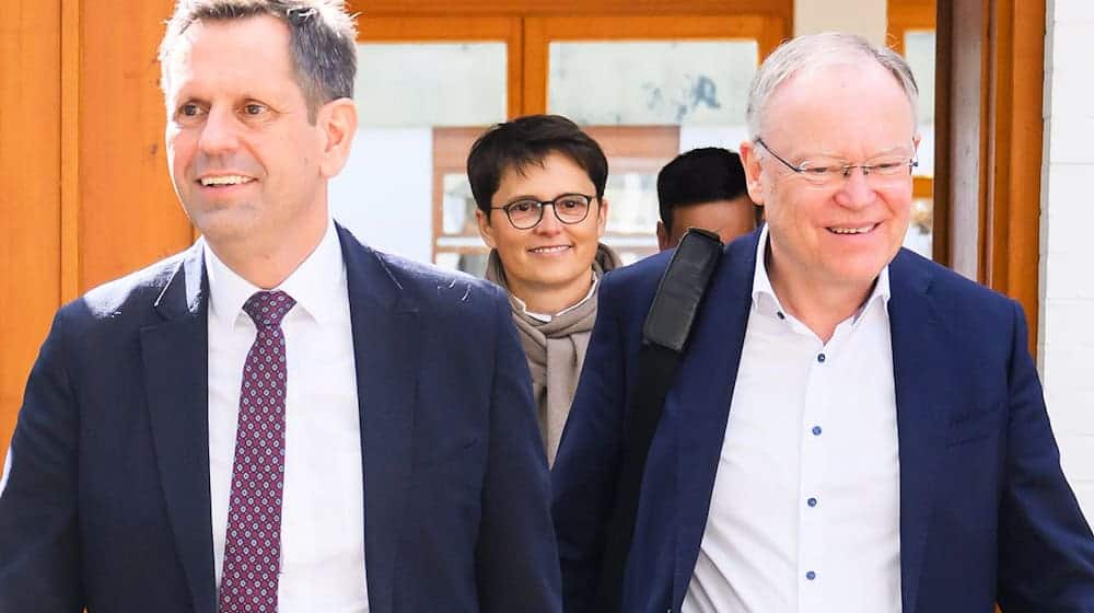 Stephan Weil (rechts), noch als Ministerpräsident, und Olaf Lies, noch als Wirtschaftsminister, verlassen die SPD-Klausurtagung 2025 in Springe. (Archivbild) / Foto: Julian Stratenschulte/dpa