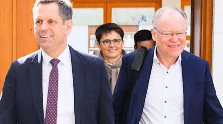 Stephan Weil (rechts), noch als Ministerpräsident, und Olaf Lies, noch als Wirtschaftsminister, verlassen die SPD-Klausurtagung 2025 in Springe. (Archivbild) / Foto: Julian Stratenschulte/dpa