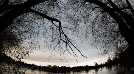 Auf dem Grund des Göttinger Kiessees soll alte Munition liegen. (Archivbild) / Foto: Swen Pförtner/dpa