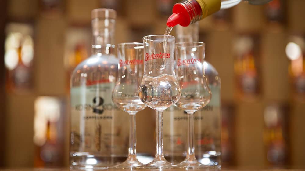 Die sinkende Nachfrage nach Alkohol macht dem Spirituosen-Hersteller Berentzen zu schaffen. (Archivbild) / Foto: Friso Gentsch/dpa