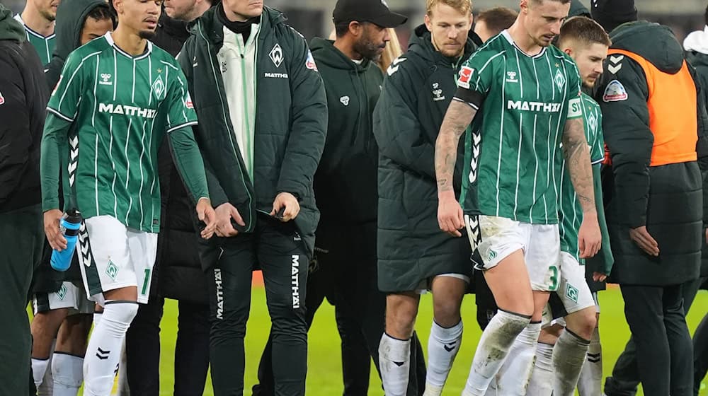 Niedergeschlagen: Werder Bremen nach dem 1:2 bei Tabellennachbar FC St. Pauli.  / Foto: Marcus Brandt/dpa