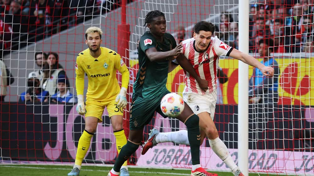 Karim Coulibaly (M) wird Werder Bremen im Kellerduell auf St. Pauli. (Archivbild) / Foto: Philipp von Ditfurth/dpa
