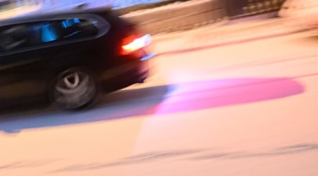 Bis zum Vormittag drohen landesweit Schneeschauer. (Archivbild) / Foto: Julian Stratenschulte/dpa