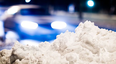 Das anhaltende Winterwetter sorgt vielerorts für glatte Straßen. (Archivbild) / Foto: Moritz Frankenberg/dpa