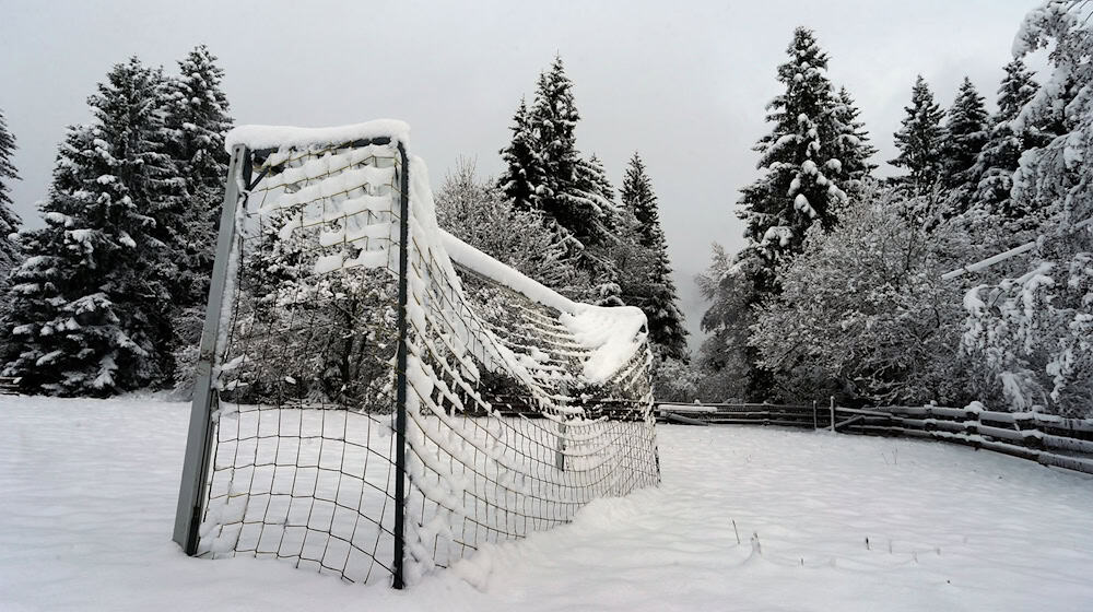 Das Winterwetter sorgt erneut für Spielausfälle im Fußball. (Symbolbild) / Foto: Karl-Josef Hildenbrand/dpa