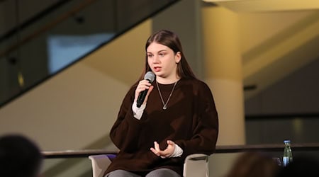 Die aus der Deportation zurückgekehrte Ukrainerin Valeriia Sydorova spricht im Niedersächsischen Landtag. (Handout) / Foto: Niedersächsischer Landtag/dpa