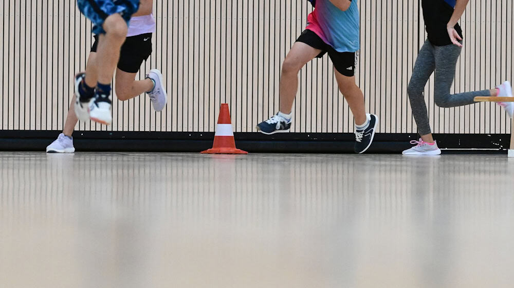 Ein KI-Tool soll die Benotung im Sportunterricht fairer machen. (Symbolbild) / Foto: Bernd Weißbrod/dpa