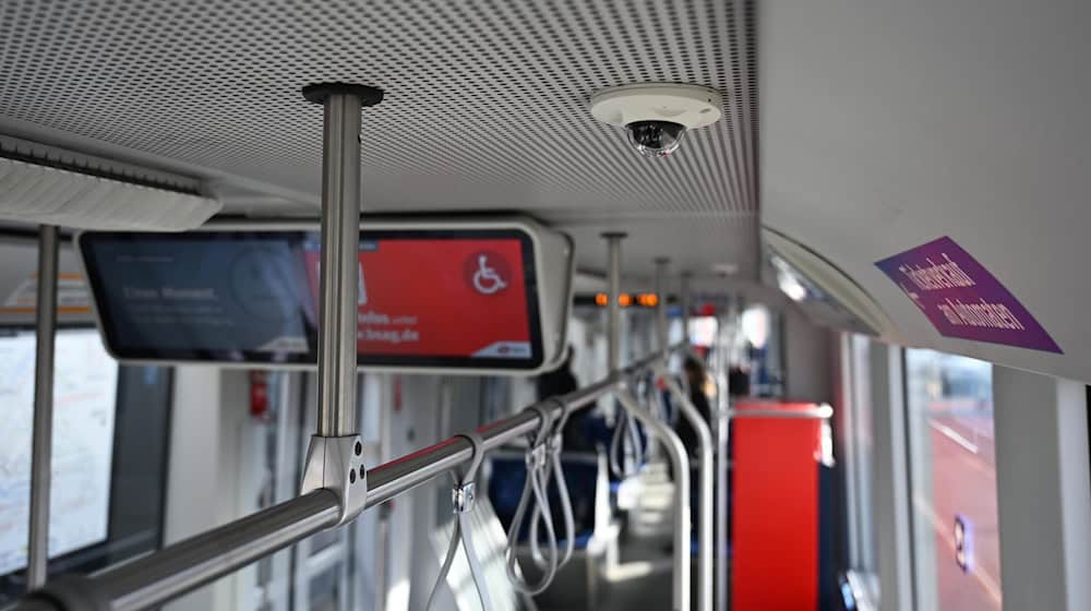 Mithilfe Künstlicher Intelligenz sollen Angriffe auf Fahrpersonal und Fahrgäste zurückgehen.  / Foto: Shireen Broszies/dpa