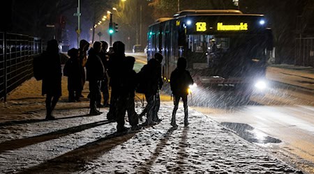 Wer mit öffentlichen Verkehrsmitteln unterwegs ist, sollte wegen Schnee und Eis mehr Zeit einplanen. (Archivbild) / Foto: David Ebener/dpa