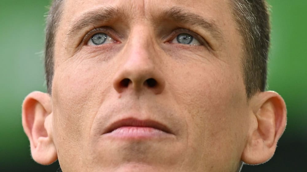 Blickt mit seiner Mannschaft in eine düstere Zukunft: VfL Wolfsburgs Cheftrainer Daniel Bauer.  / Foto: Swen Pförtner/dpa