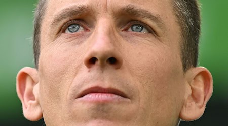 Blickt mit seiner Mannschaft in eine düstere Zukunft: VfL Wolfsburgs Cheftrainer Daniel Bauer.  / Foto: Swen Pförtner/dpa