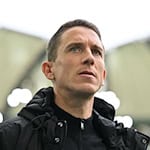 Wolfsburgs Trainer Daniel Bauer vor dem Spiel gegen Augsburg. / Foto: Swen Pförtner/dpa