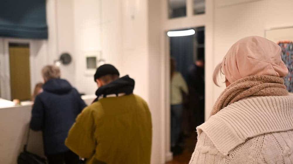 In der Arztpraxis von Bernd Brinker stehen Patienten bei der offenen Sprechstunde Schlange. / Foto: Lars Penning/dpa