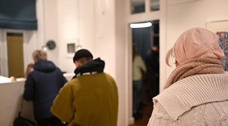 In der Arztpraxis von Bernd Brinker stehen Patienten bei der offenen Sprechstunde Schlange. / Foto: Lars Penning/dpa