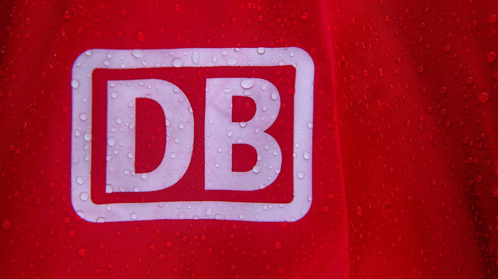 Nach dem Brand von Autos auf zwei Güterwagons in Magdeburg rollt der Zugverkehr wieder. (Symbolbild) / Foto: Klaus-Dietmar Gabbert/dpa