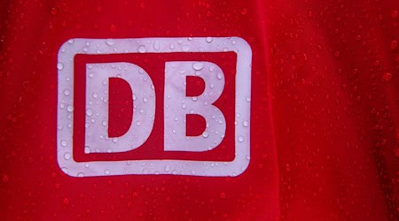 Nach dem Brand von Autos auf zwei Güterwagons in Magdeburg rollt der Zugverkehr wieder. (Symbolbild) / Foto: Klaus-Dietmar Gabbert/dpa