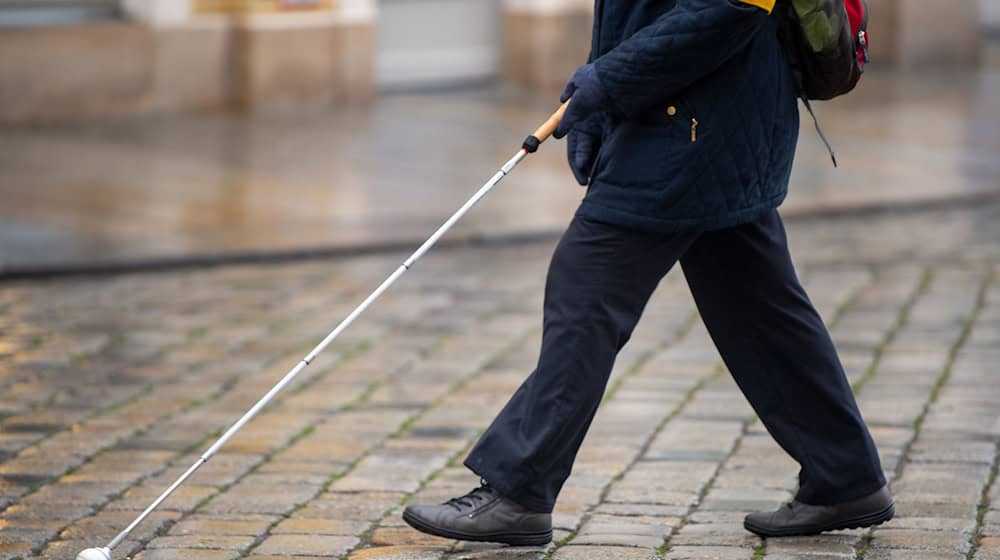 Die Polizei sucht nun nach den Tätern, die den Mann mit Sehbehinderungen bestohlen und beleidigt haben. (Symbolbild) / Foto: Monika Skolimowska/dpa-Zentralbild/dpa