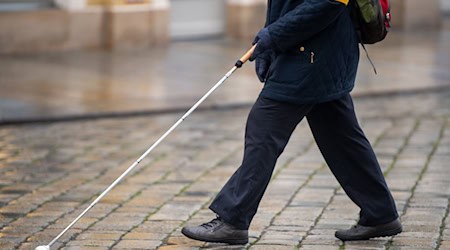 Die Polizei sucht nun nach den Tätern, die den Mann mit Sehbehinderungen bestohlen und beleidigt haben. (Symbolbild) / Foto: Monika Skolimowska/dpa-Zentralbild/dpa