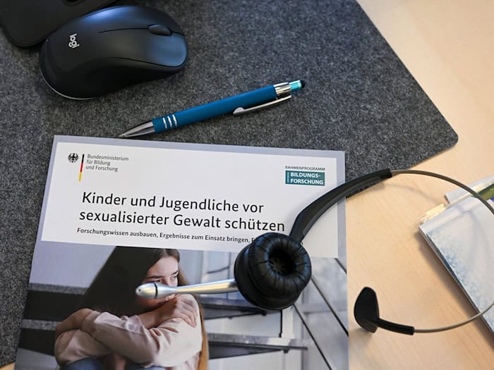 Eine 14-Jährige soll in einem Jugendzentrum von drei Jugendlichen sexuell missbraucht worden sein. (Symbolbild) / Foto: Jens Kalaene/dpa/dpa-tmn