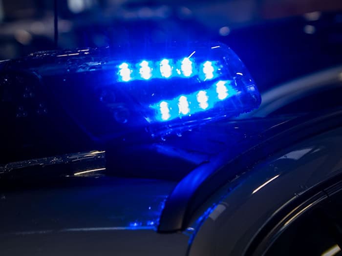 Der 19-Jährige muss wegen seiner Blaulichtfahrt mit Konsequenzen rechnen. (Symbolbild) / Foto: Jens Büttner/dpa