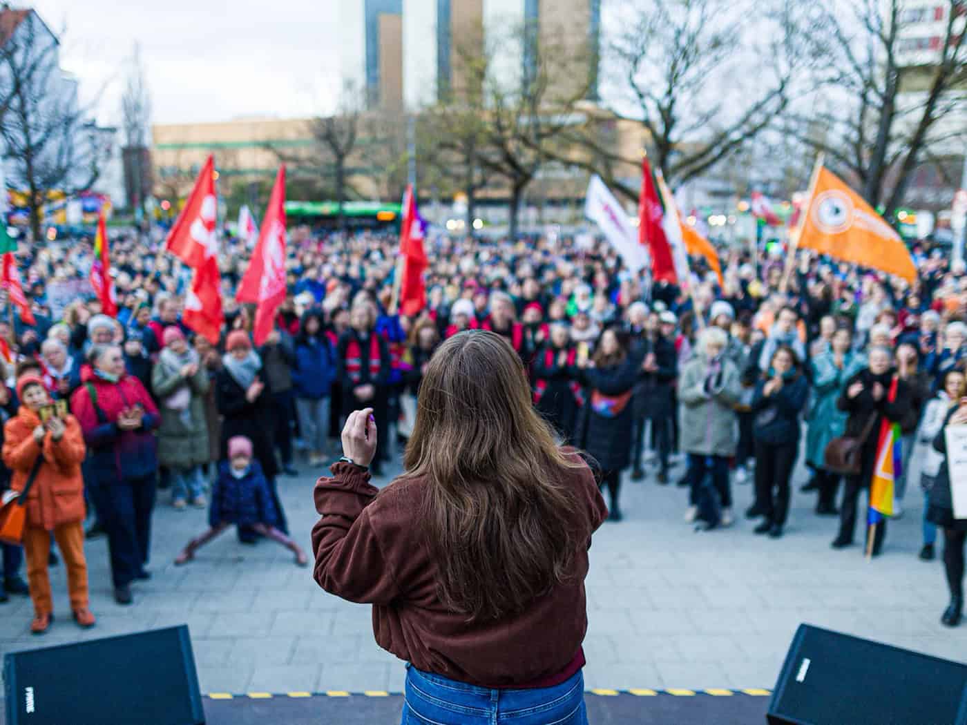 Ex-Grünen-Vorsitzende Ricarda Lang spricht in Hannover zu den Teilnehmerinnen und Teilnehmern der Kundgebung. / Foto: Moritz Frankenberg/dpa