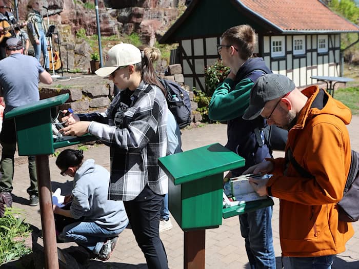 Die Harzer Wandernadel feiert Jubiläum. Entlang von ausgewiesenen Wanderrouten können aktuell 222 Stempel gesammelt werden. (Archivbild) / Foto: Matthias Bein/dpa