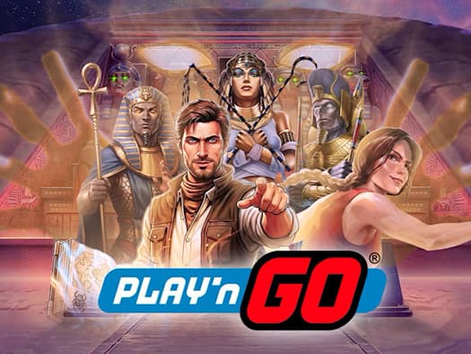 Play’n GO „Reign of Dead“ Leaderboard-Turnier: Rich Wilde und Cat Wilde mit ägyptischen Charakteren vor einer Pyramide – 1.500 Gewinnplätze warten