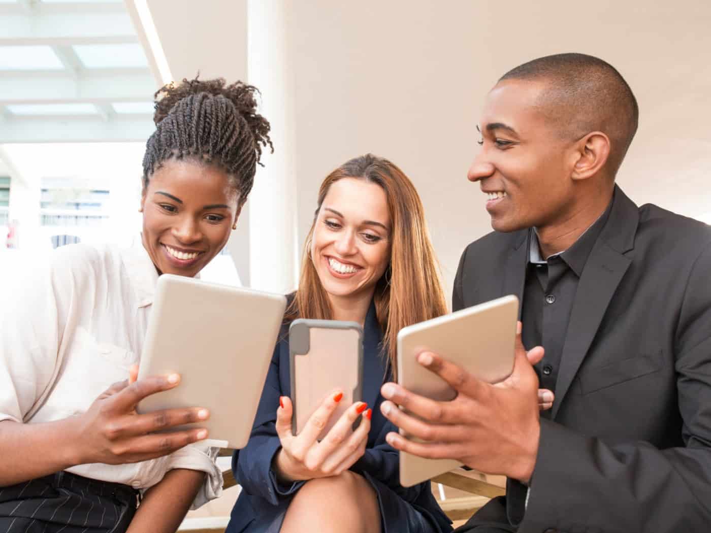 Teamarbeit und digitale Tools – die perfekte Kombination für die Arbeitswelt 2026. / Foto: katemangostar auf freepik.com