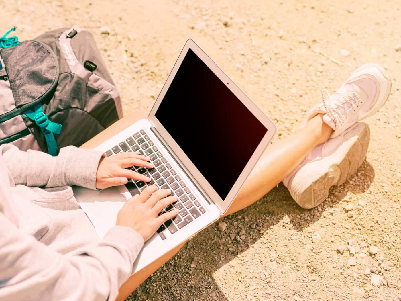 Mit dem passenden Gerät wird für digitale Nomaden jeder Ort zum Arbeits- oder Spielplatz. / Foto: freepik.com