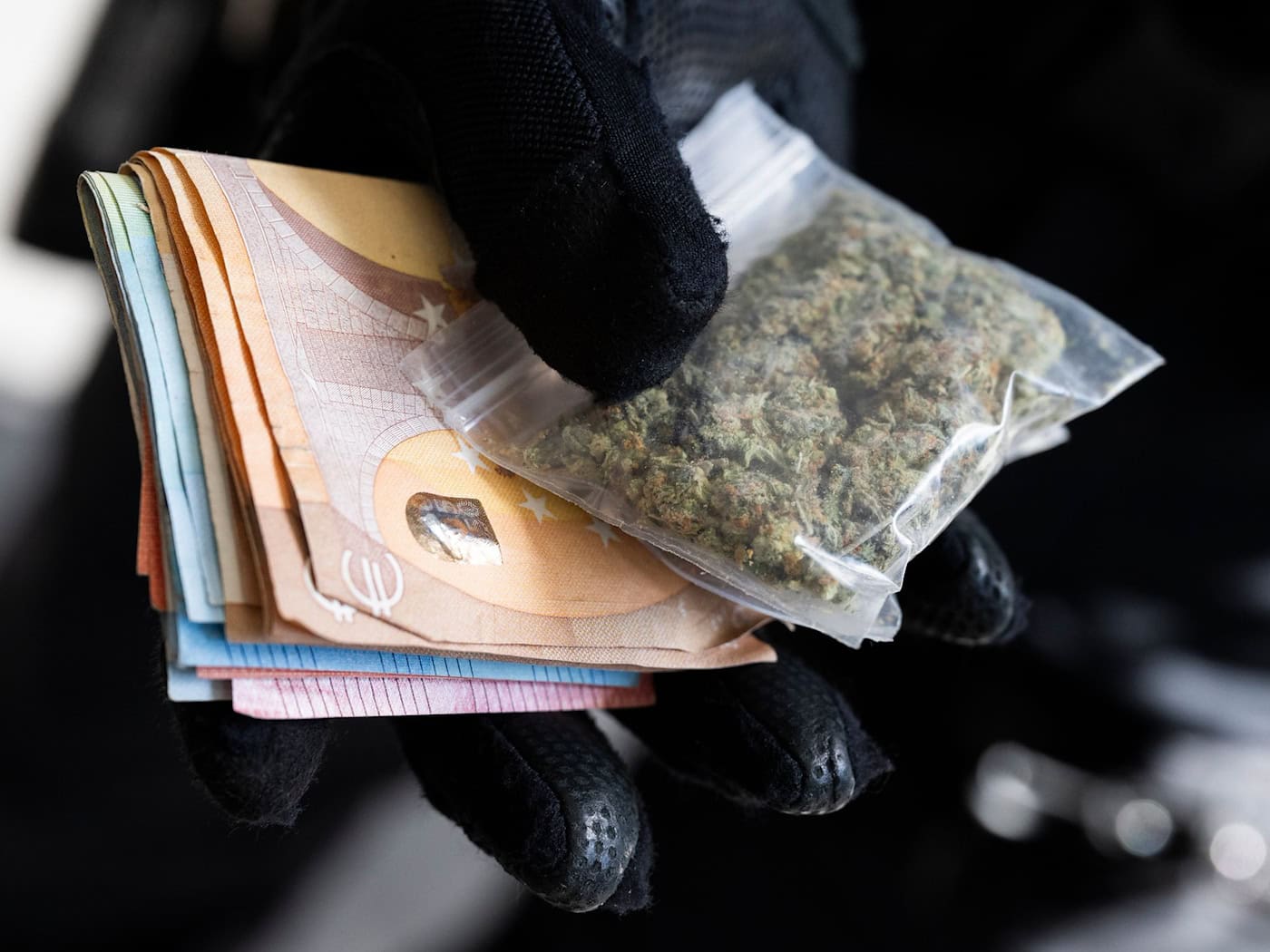 Ein Mann bot verdeckten Polizisten Drogen zum Kauf an. (Symbolbild) / Foto: Boris Roessler/dpa