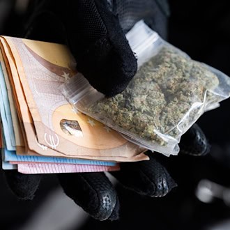 Ein Mann bot verdeckten Polizisten Drogen zum Kauf an. (Symbolbild) / Foto: Boris Roessler/dpa