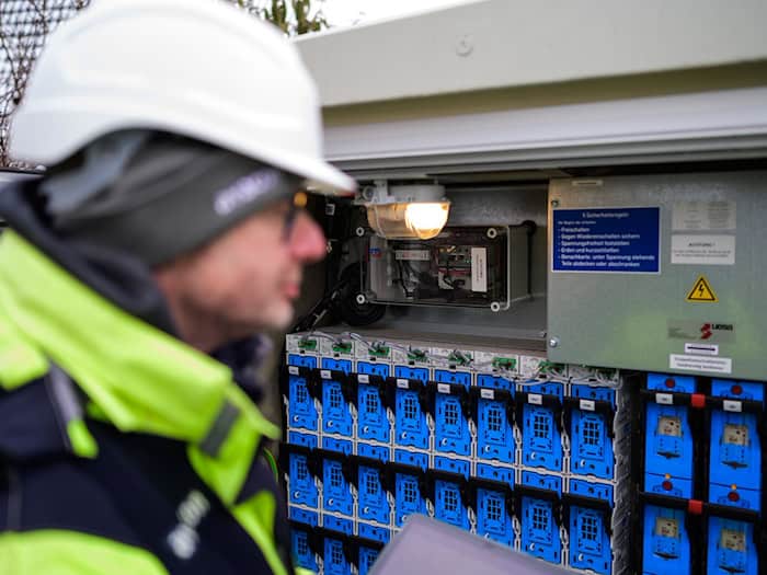 Andreas Formann, Mitarbeiter der Avacon Netz GmbH, blickt in eine Ortsnetzstation, die bereits digitalisiert wurde. / Foto: Philipp Schulze/dpa