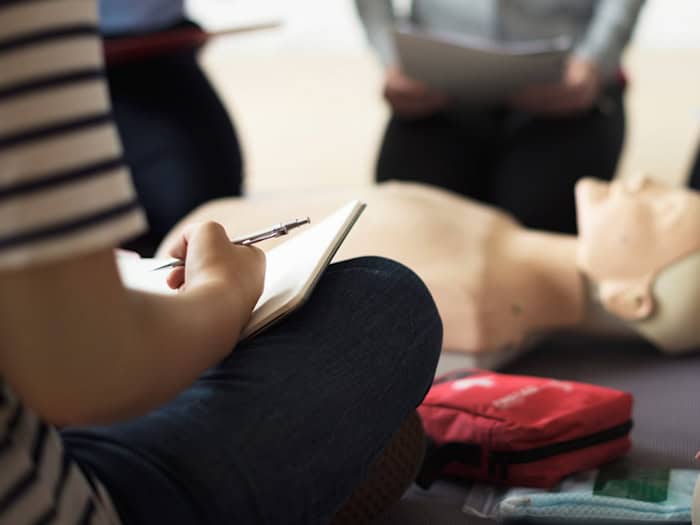 Sicherheit durch Übung: In Erste-Hilfe-Kursen wird das richtige Handeln im Notfall Schritt für Schritt trainiert. / Foto: rawpixel.com auf freepik,com