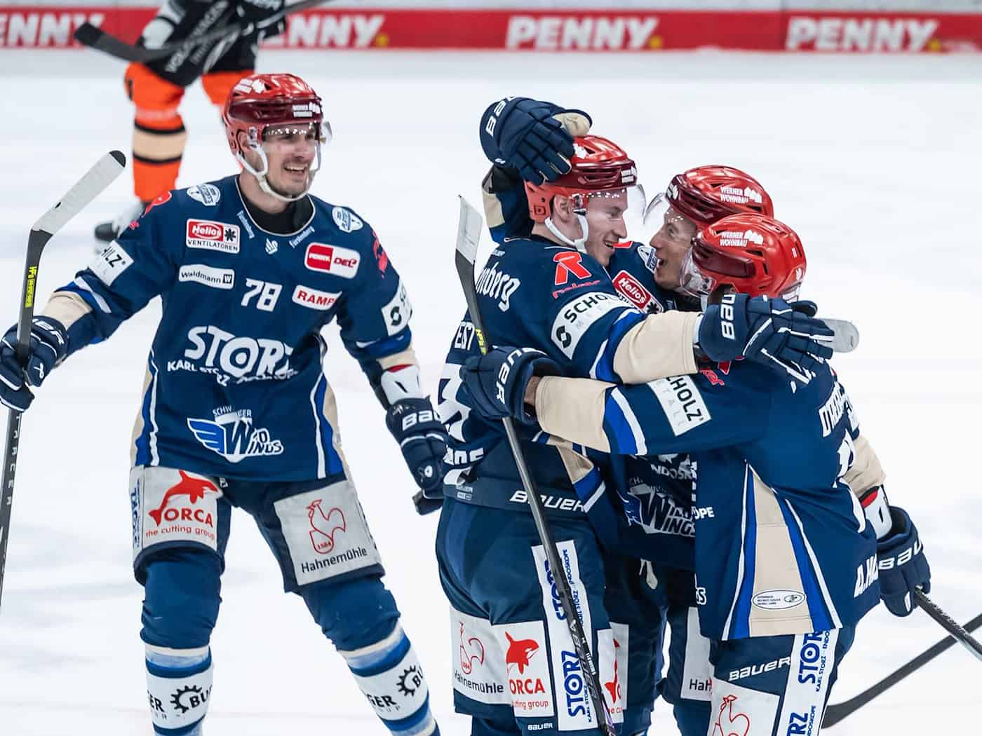 Die Schwenninger Wild Wings dürfen nach dem Viertelfinal-Einzug jubeln. / Foto: Silas Stein/dpa
