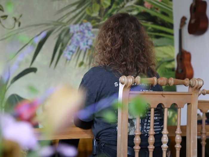 Seit gut anderthalb Jahren bereitet die Erzieherin mit ihren Geschenken anderen eine Freude. / Foto: Benjamin Müller/dpa