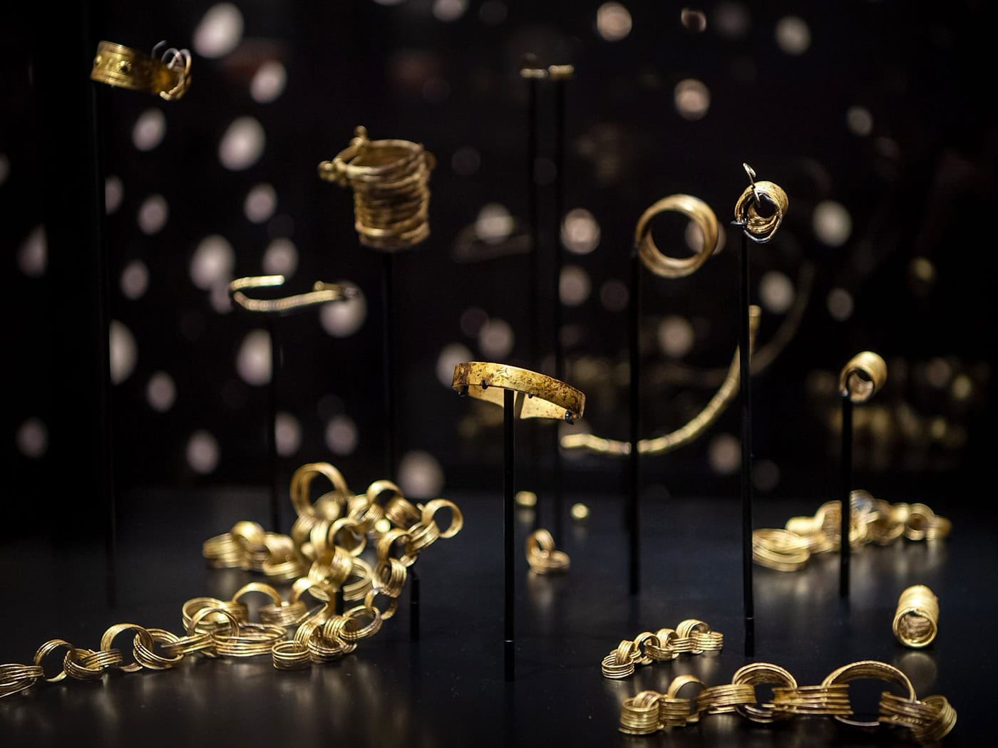 Der Goldhort von Gessel wird im Kreismuseum Syke ausgestellt. Der im Jahr 2011 im Syker Ortsteil Gessel gefundene Goldschatz aus der Bronzezeit zählt 117 Teile. (Archivbild) / Foto: Sina Schuldt/dpa