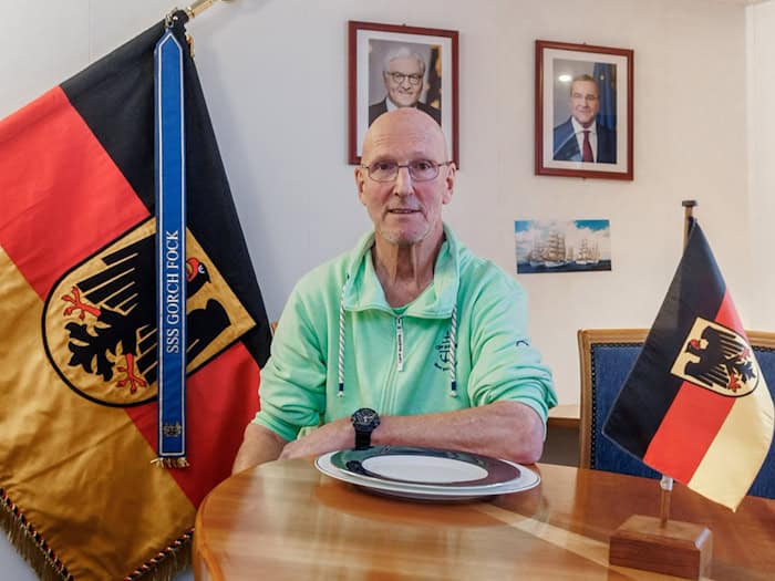 Nach knapp 39 Jahren verlässt Chef-Stewart Burkhart Kempcke die «Gorch Fock». / Foto: Markus Scholz/dpa