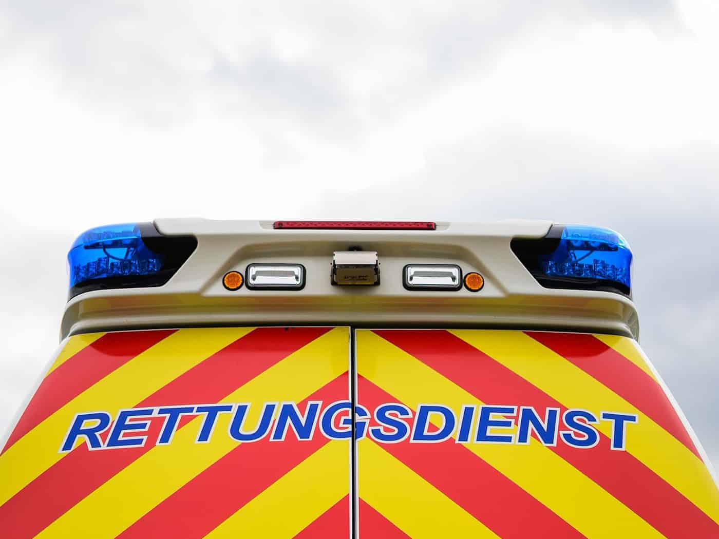 Rettungskräfte konnten einen 90 Jahre alten Radfahrer nicht retten. (Symbolbild)  / Foto: Philipp Schulze/dpa